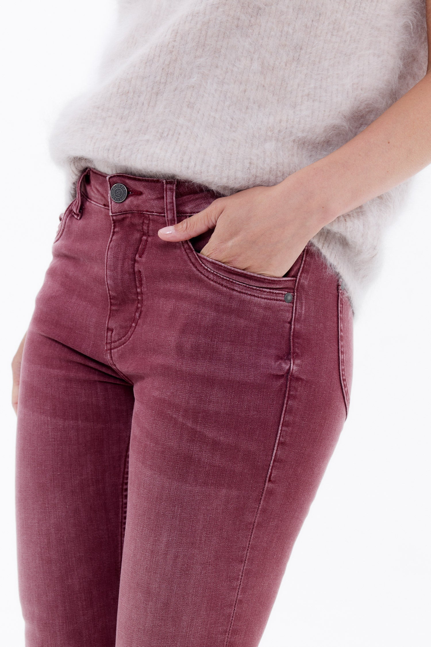 Dunkelrot stylen: Wine, Bordeaux & Red Denim im Trend