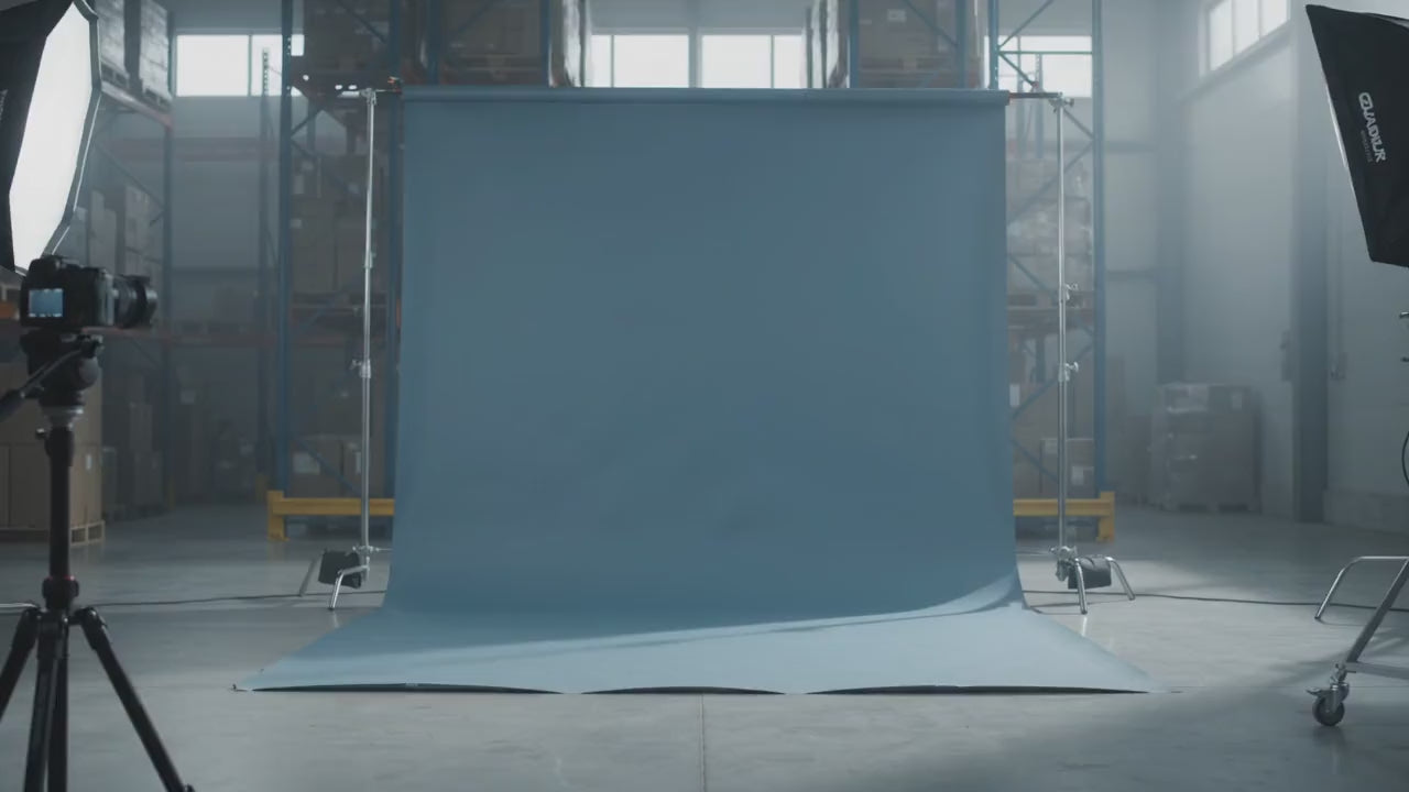 Kartons fallen vor blauem Fotohintergrund im Warehouse